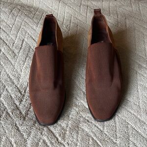 flexible four part suede back black heel